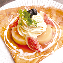 白桃とイチジクのレモンチーズムースのモンブランクレープ